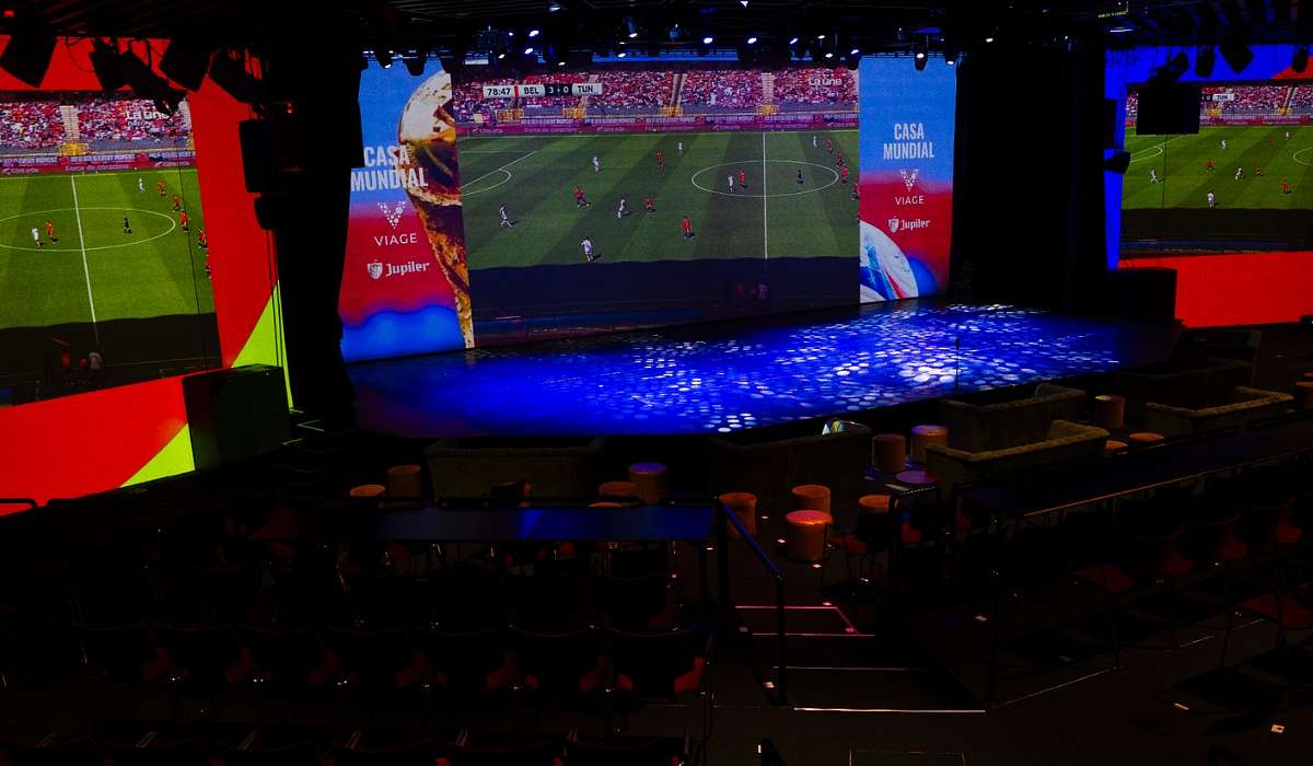 Casa Mundial: VIAGE Goes Red