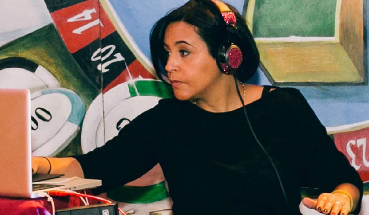DJ set door Nora